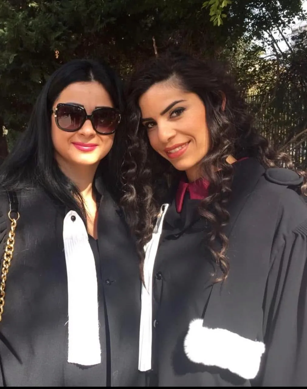 زميلتان برداء المحاماة أمام المحكمة.