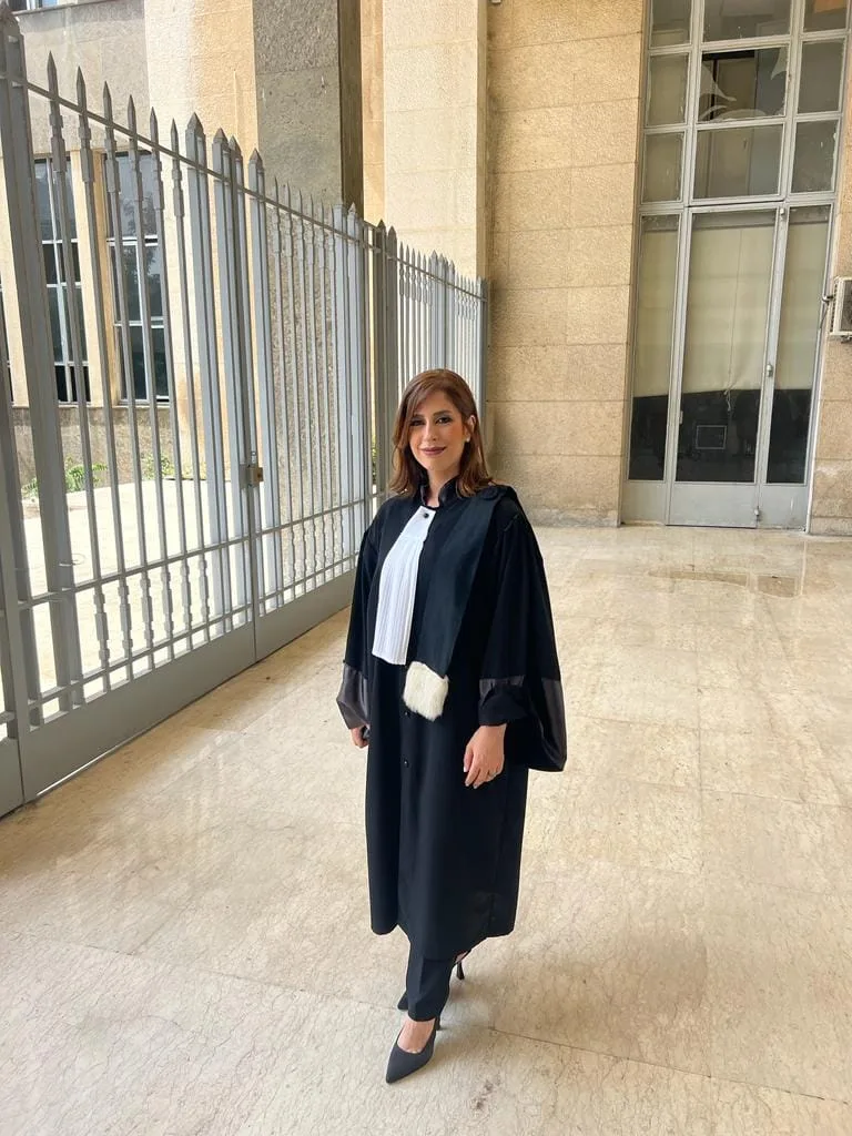 محامية برداء المحاماة في رواق قصر العدل.
