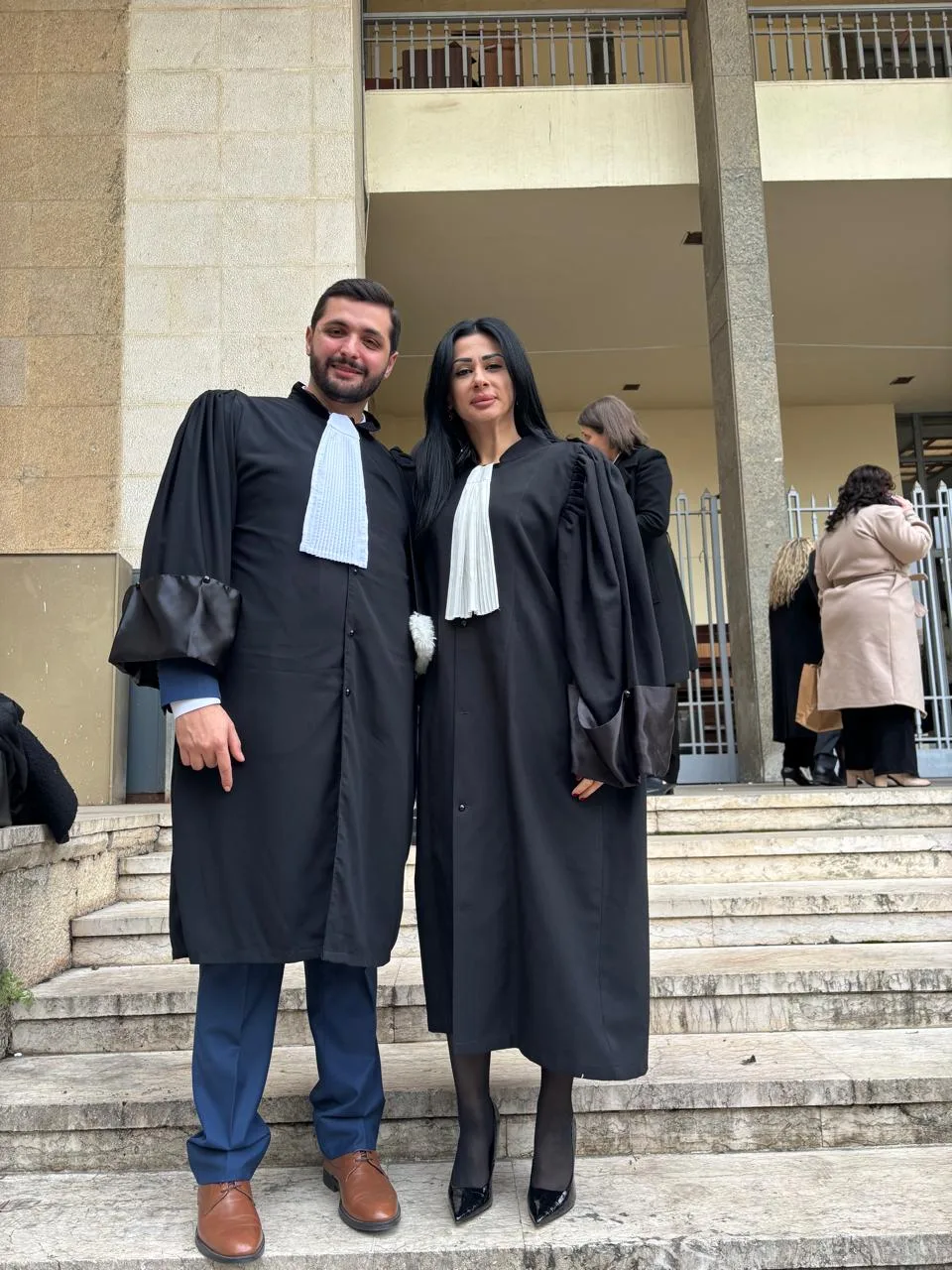محاميان برداء المحاماة على درج قصر العدل.