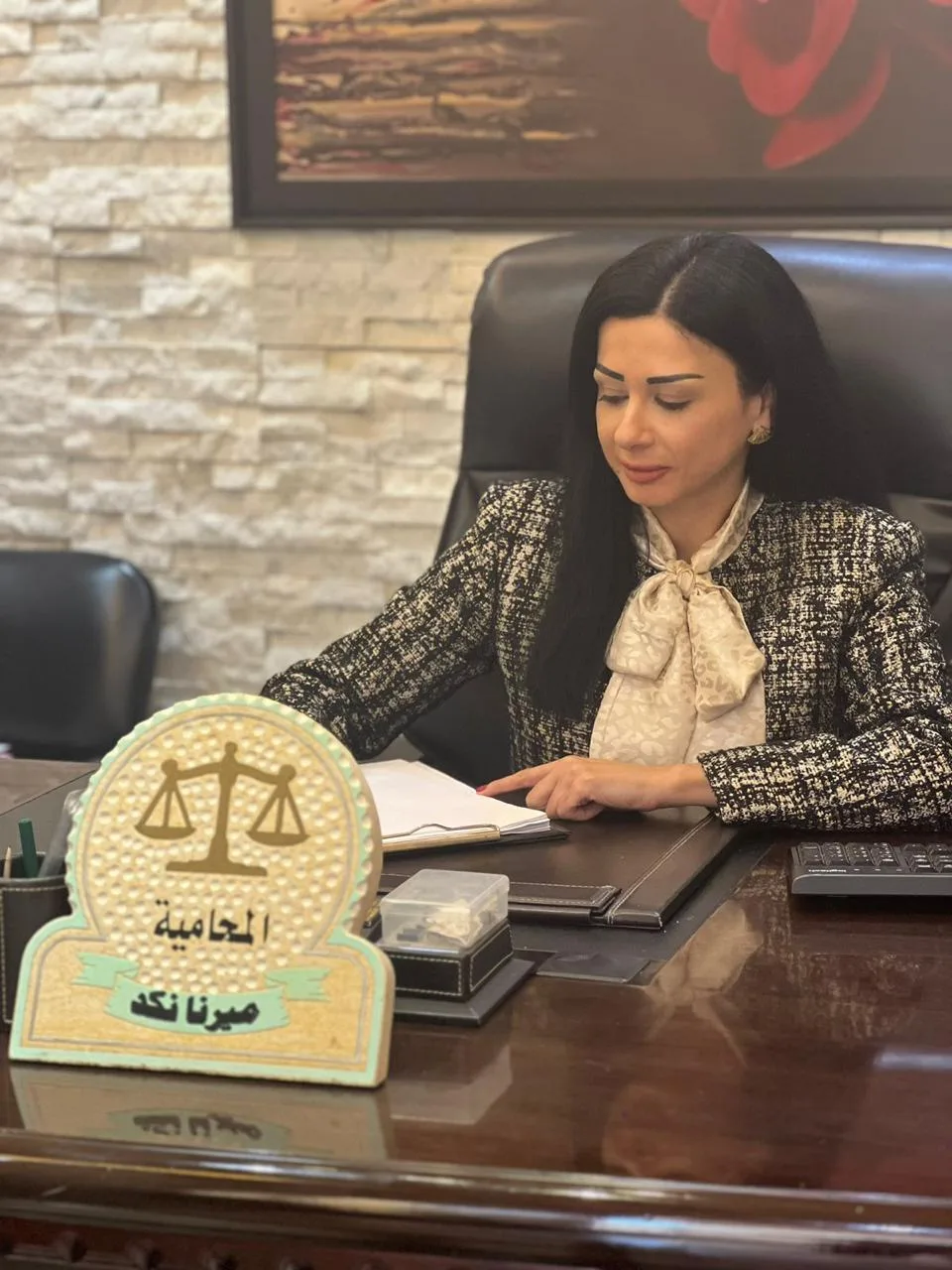 مطالعة ملف على مكتب المحامية.