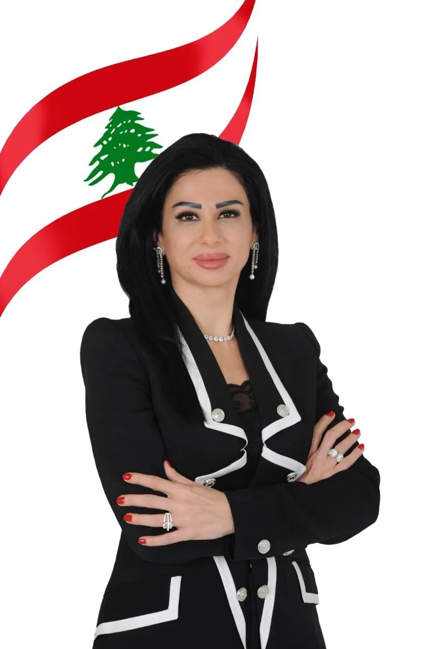 ميرنا نكد أمام العلم اللبناني.