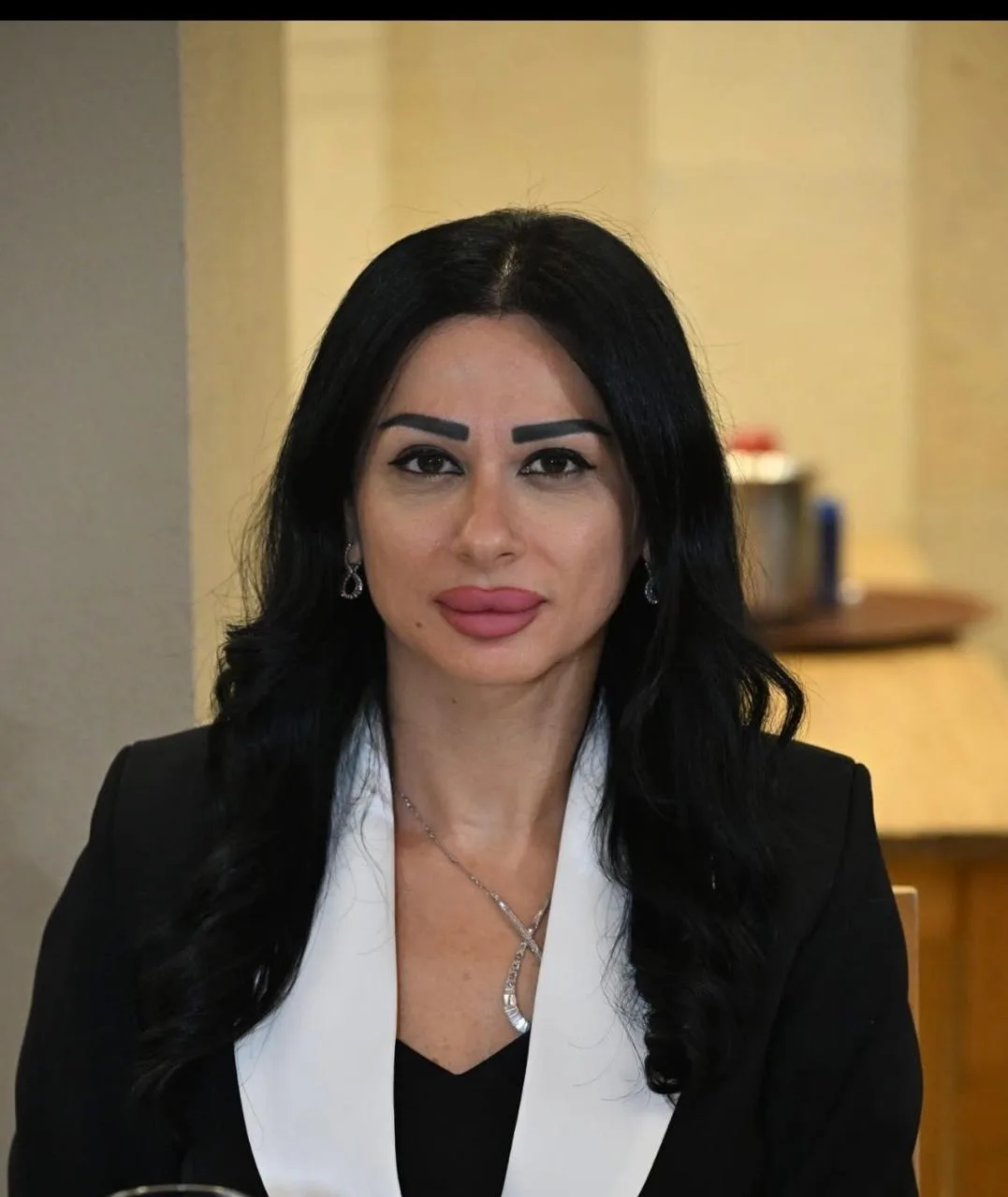 ميرنا نكد في المكتب.