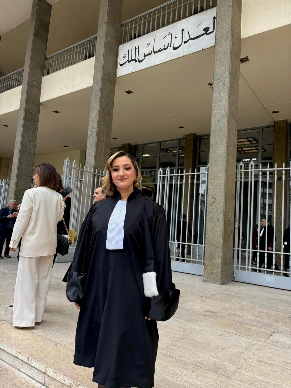 محامية أمام قصر العدل تحت عبارة «العدل أساس الملك».